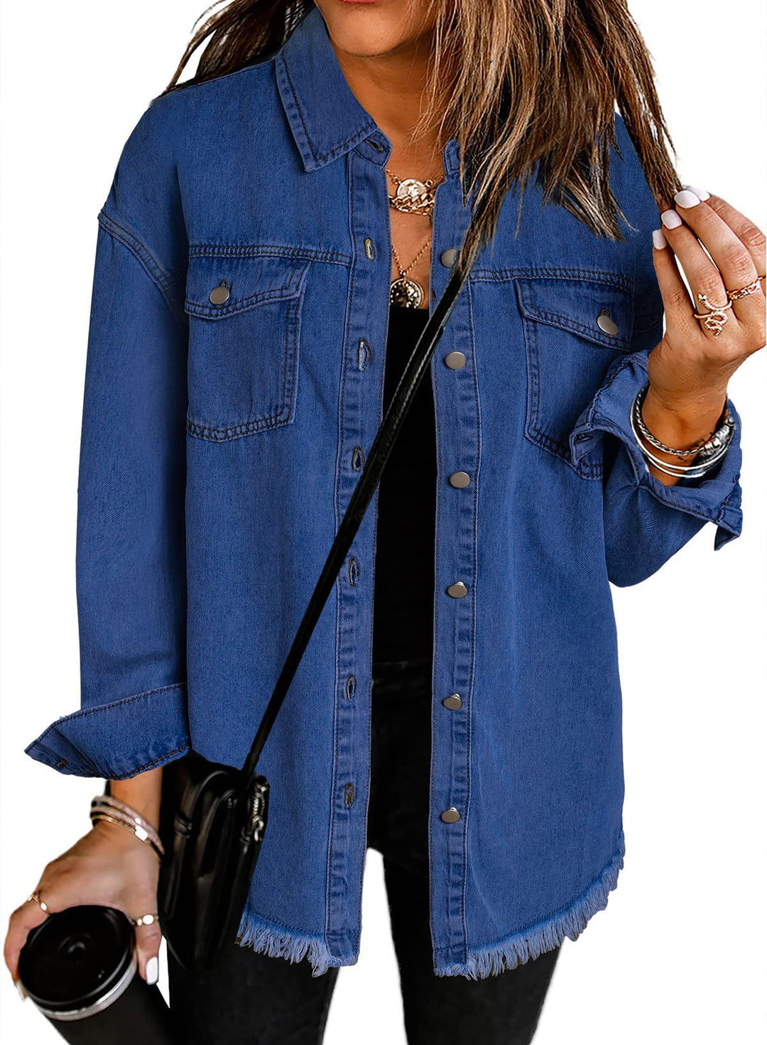 Damen Jeansjacke mit ausgefransten Akzenten, perfekt über T-Shirts und Kleidern tragbar.