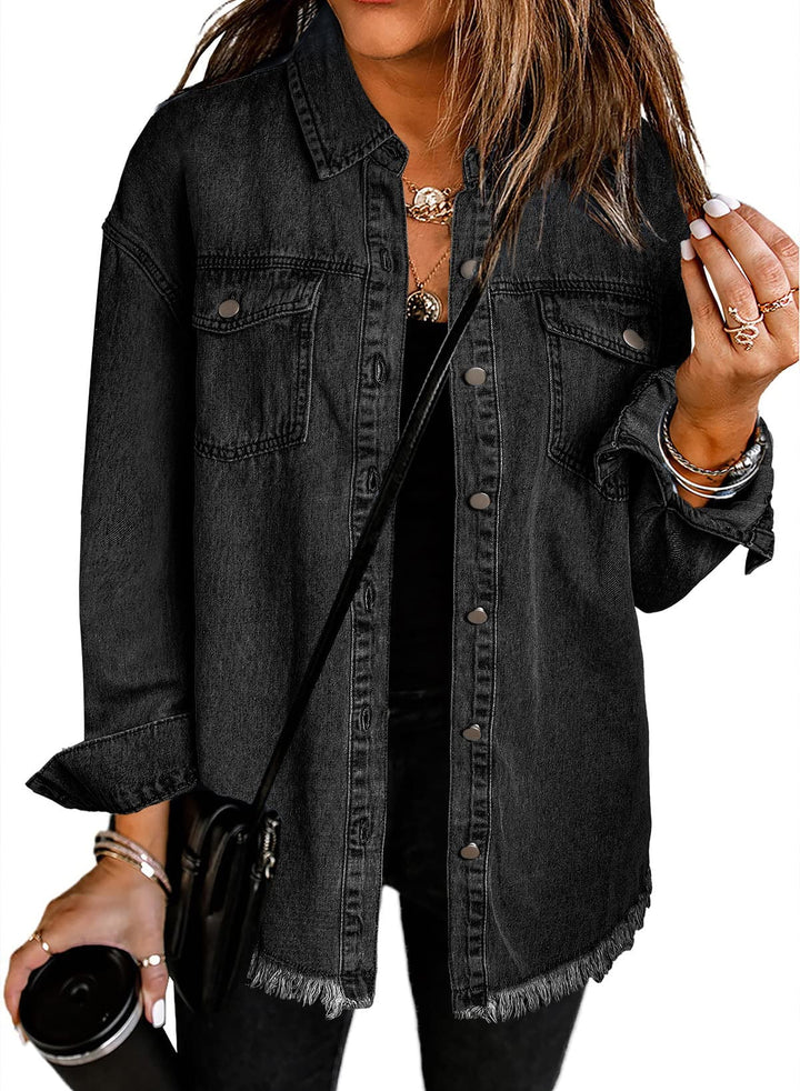 Fashion-Statement: Damen Jeansjacke mit ausgefransten Details für individuellen Stil.