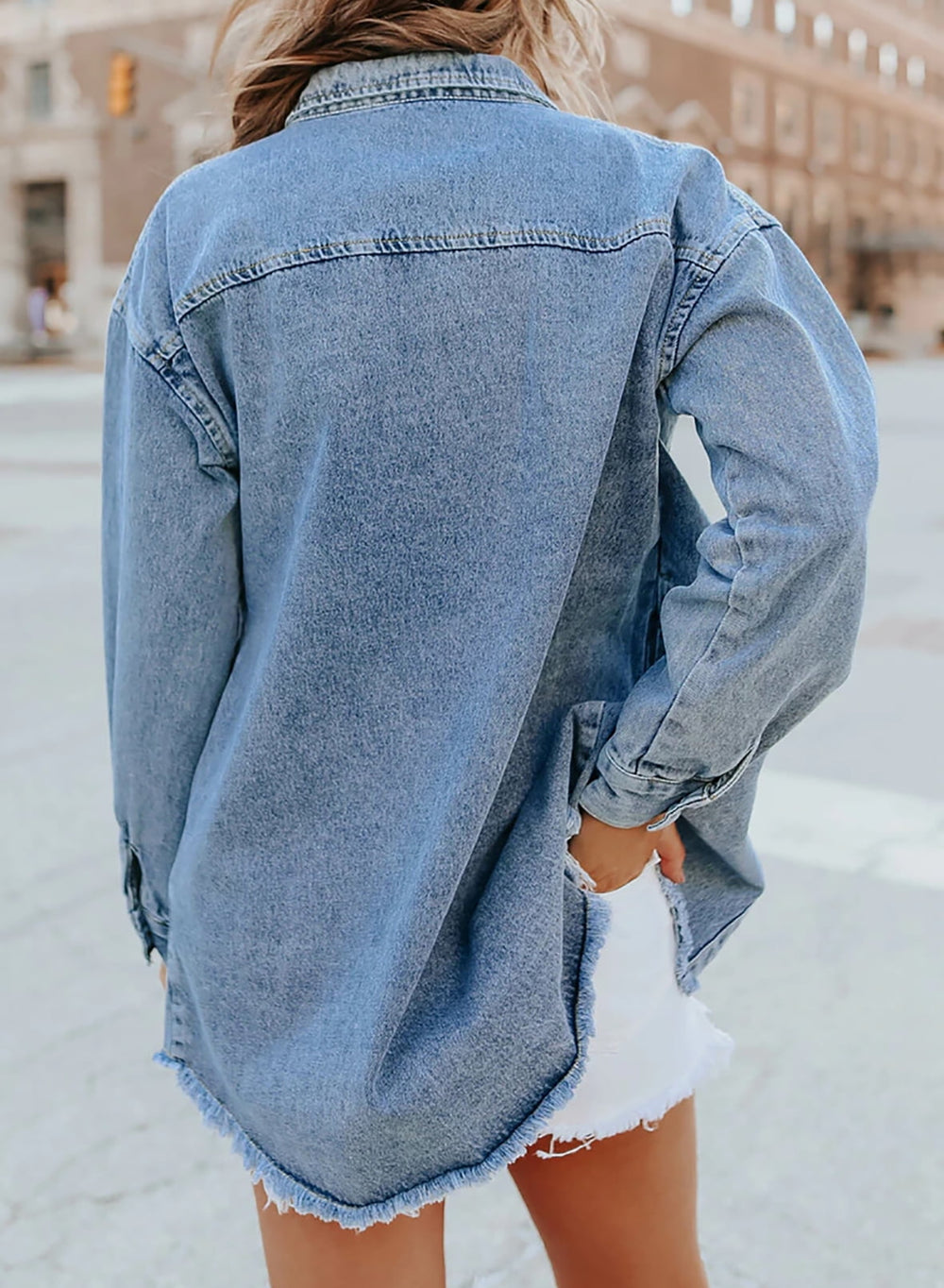 Stylische Damen Jeansjacke mit ausgefransten Details, perfekt für coole Streetwear-Looks.
