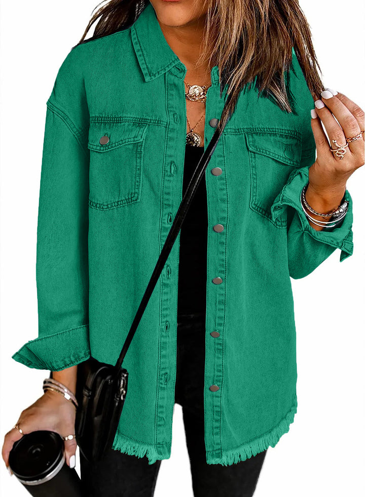 Kompletter Look mit Damen Jeansjacke, ausgefranste Akzente, für stilbewusste Frauen.