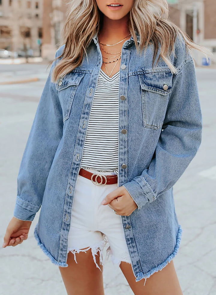 Blaue Damen Jeansjacke mit coolen ausgefransten Säumen, modische Oberbekleidung für sie.