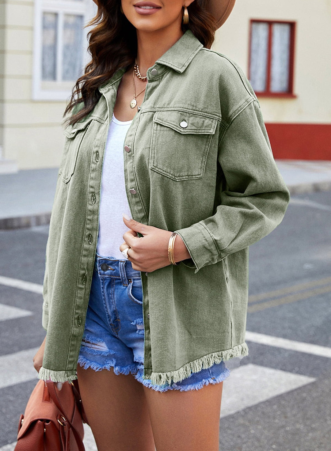Freizeit-Jeansjacke für Damen, mit ausgefransten Kanten, ideal für entspannte Tage.