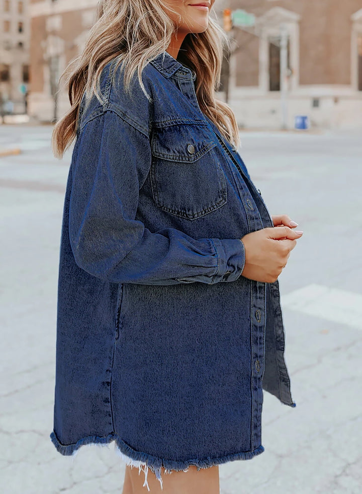 Lässig geschnittene Damen Jeansjacke mit ausgefransten Ärmeln und Saum, Streetwear-Chic.