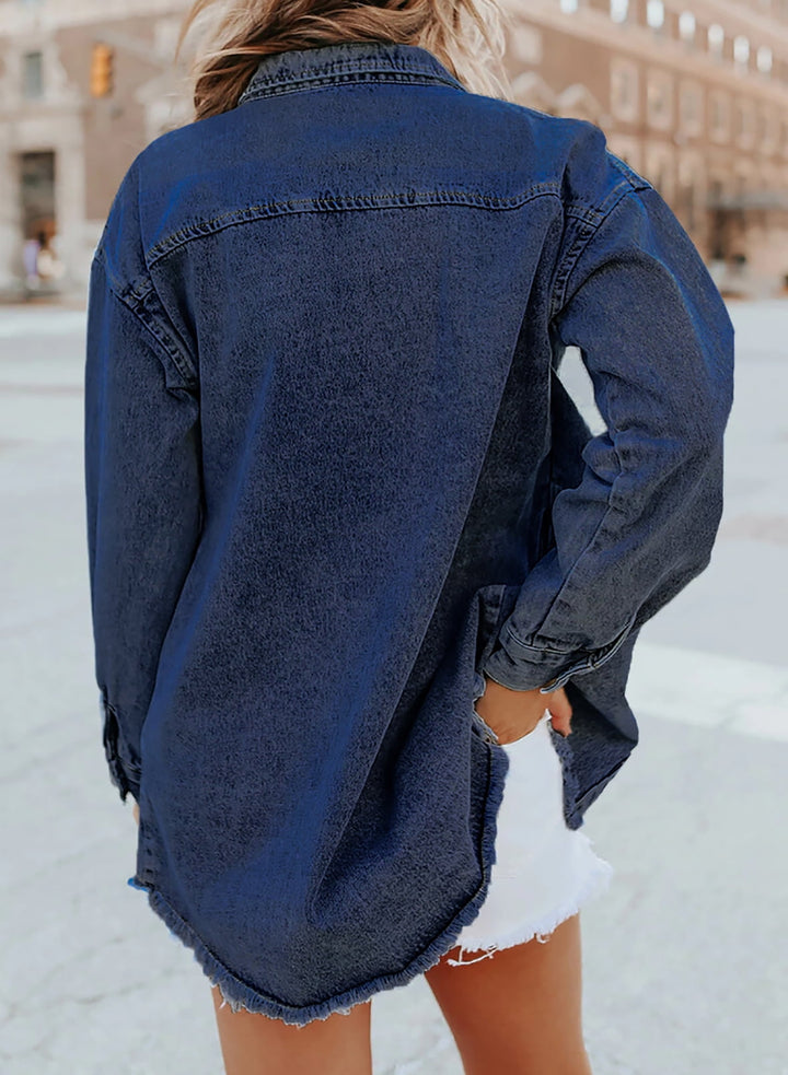 Klassisch blaue Damen Jeansjacke mit modisch ausgefransten Details, ideal für Übergangszeiten.