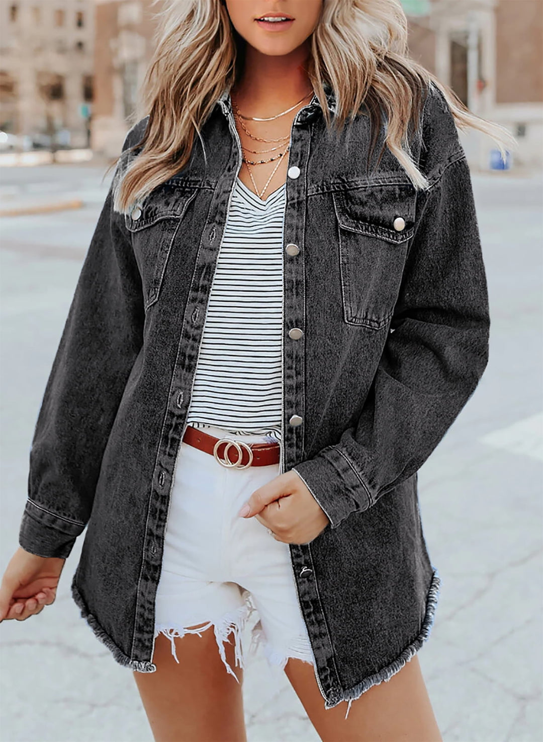 Übergangsjacke für Damen: Jeansjacke mit ausgefransten Akzenten, perfekt für Frühling & Herbst.