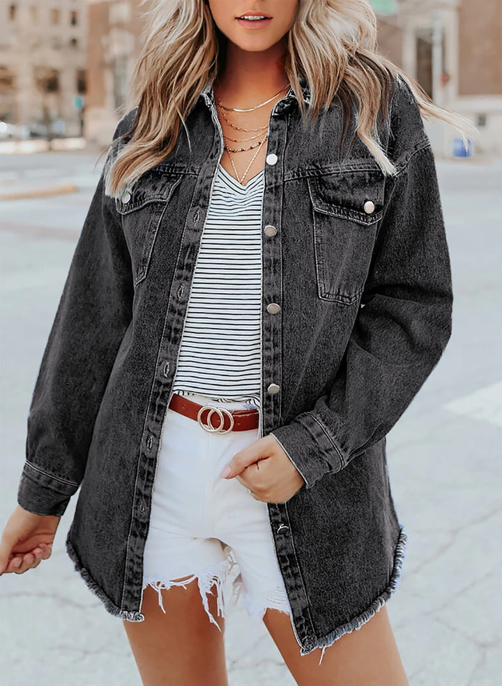 Übergangsjacke für Damen: Jeansjacke mit ausgefransten Akzenten, perfekt für Frühling & Herbst.