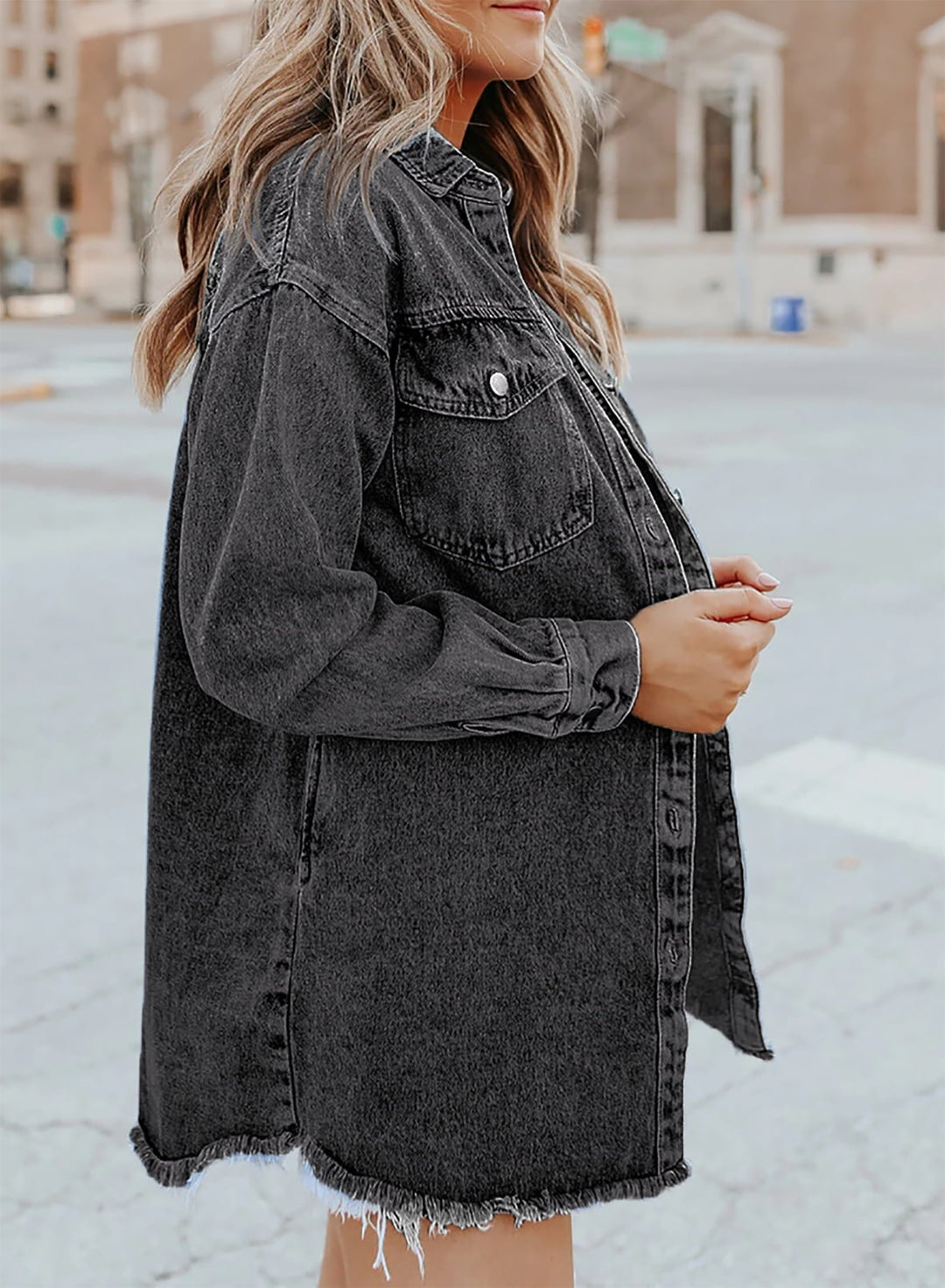 Coole Damen Jeansjacke mit trendigen ausgefransten Details, für einen lässigen Look.