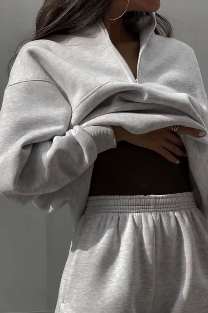 Komfortables Damen Set: Jogger mit Kapuzenpulli und Hose. Perfekt als Sportbekleidung oder für den Alltag.