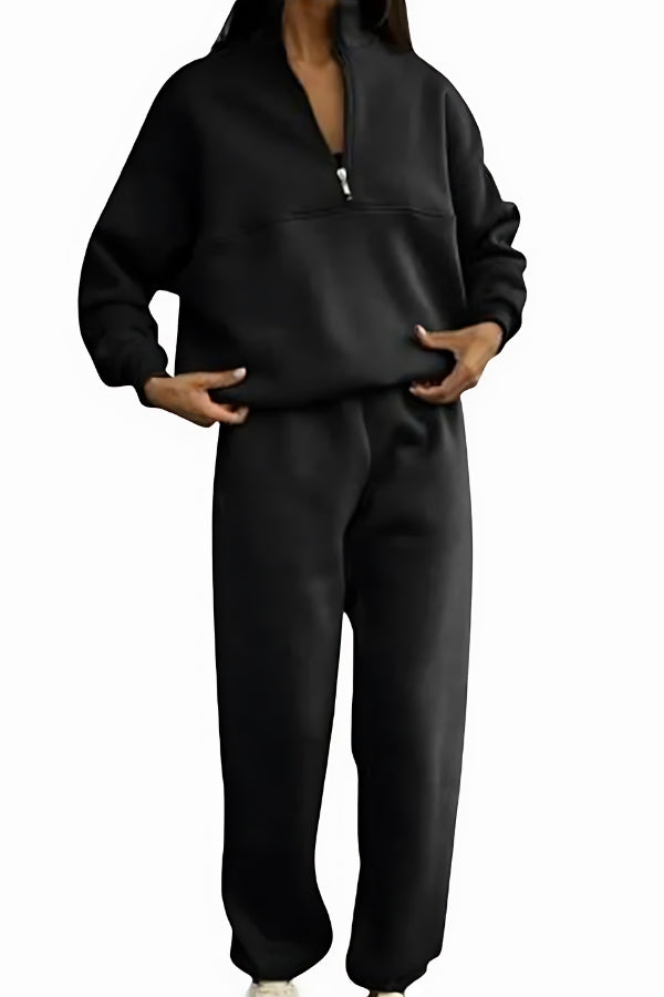 Bequemer Damen Trainingsanzug. Stilvoller Zweiteiler mit Kapuzenpulli und Jogginghose für Casual Looks.