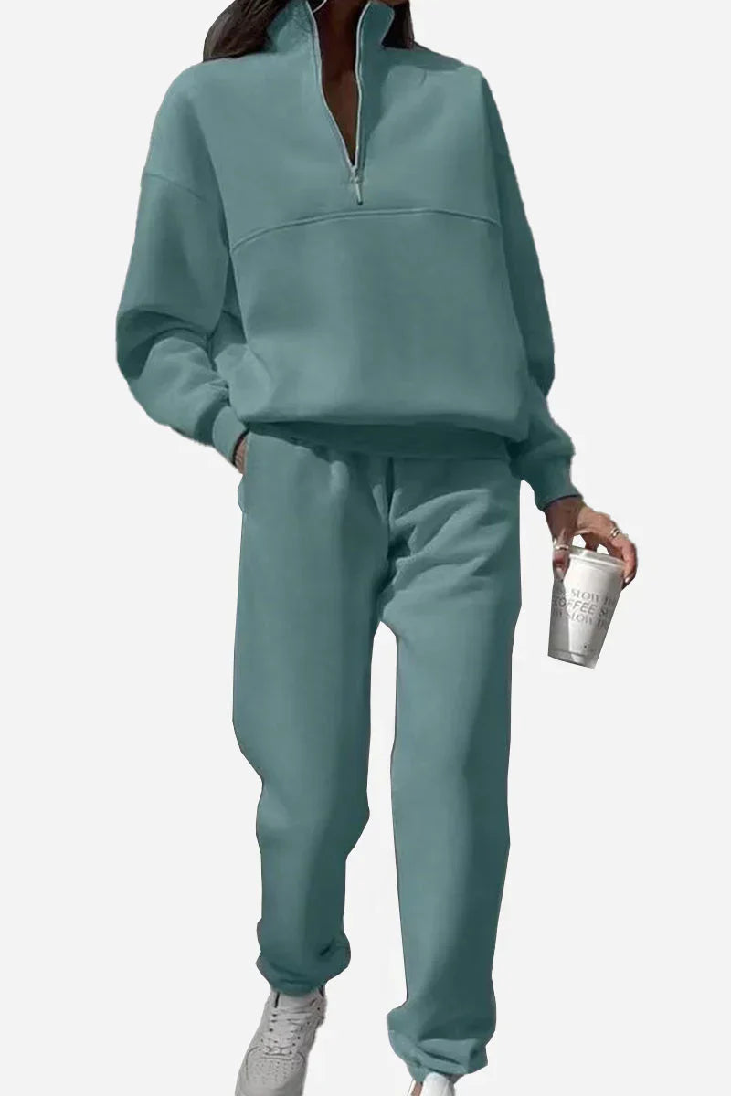 Modisches Damen Freizeit-Set: Kuscheliger Kapuzenpulli und bequeme Jogginghose. Ideal für Herbst & Frühling.
