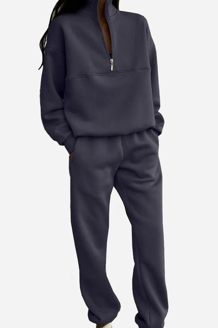 Sportlicher Damen Zweiteiler: Jogger Set mit Kapuzenpulli und Hose. Perfekt für Sport und entspannte Stunden.