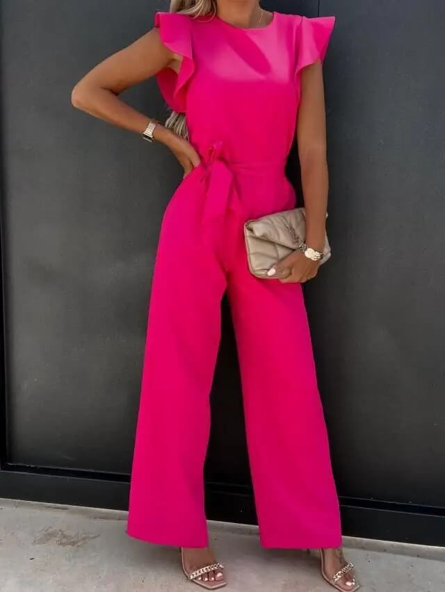 Damen Jumpsuit als komplettes Outfit, kombiniert Komfort und trendige Eleganz für den Alltag.