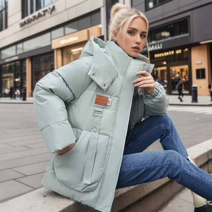 Stilvolle, schlanke Damen-Pufferjacke mit Kapuze für Winter & Outdoor. Warme Winterjacke für modische Frauen.