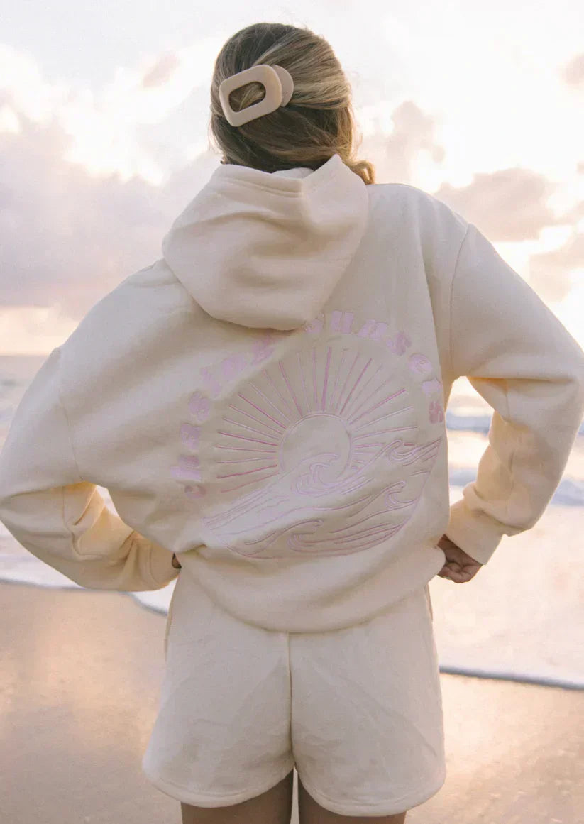 Moderner Damen Kapuzenpullover mit Wellenmuster-Stickerei, ein vielseitiges Oberteil für jeden Tag.