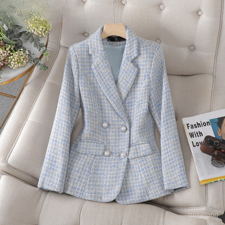 Damen karierte Blazerjacke im eleganten Slim Fit, ideal für Business und Freizeit. Stilvolle Damenmode.