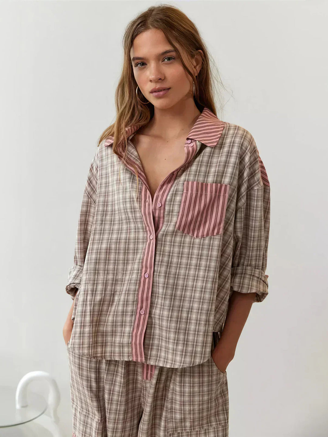 Damen kariertes Zweiteiler Set in Rosa-Blau für Frühling; stilvolles Freizeit-Outfit mit bequemem Schnitt.