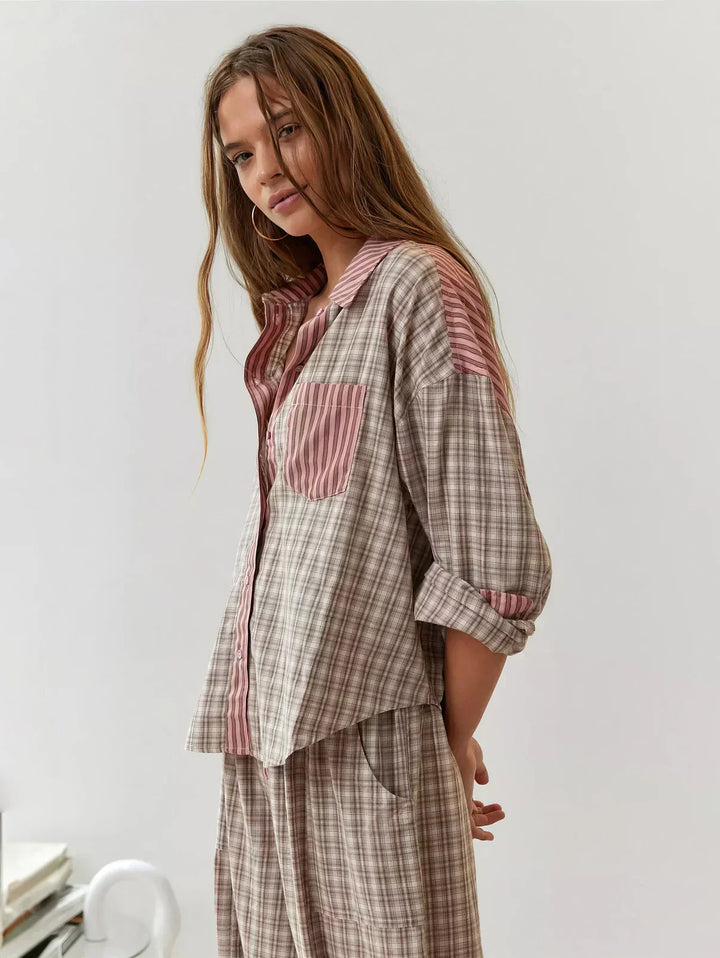 Stilvolles Damen Frühlings-Set: rosa-blau karierter Zweiteiler, perfekt für modebewusste Freizeit-Outfits.