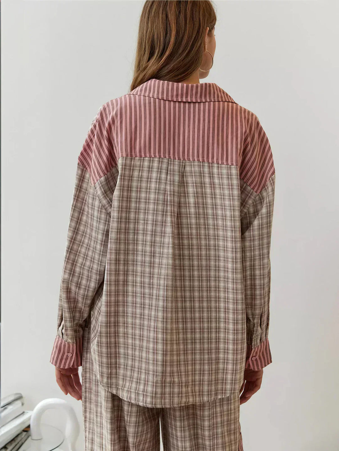 Modisches Damen Set, kariert in zarten Rosa-Blau-Tönen; bequemer Zweiteiler für Frühling und Freizeit.