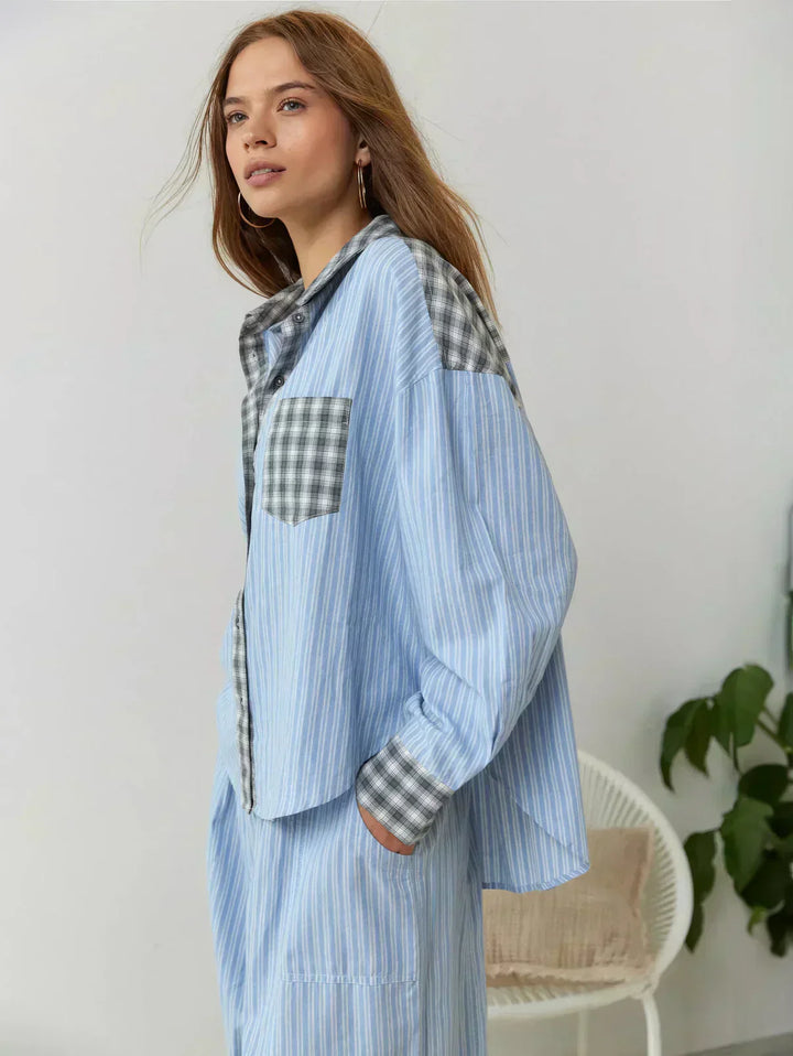 Komfortables Damen Freizeit-Set; karierter Zweiteiler in Rosa-Blau, perfekt als modisches Frühlings-Outfit.