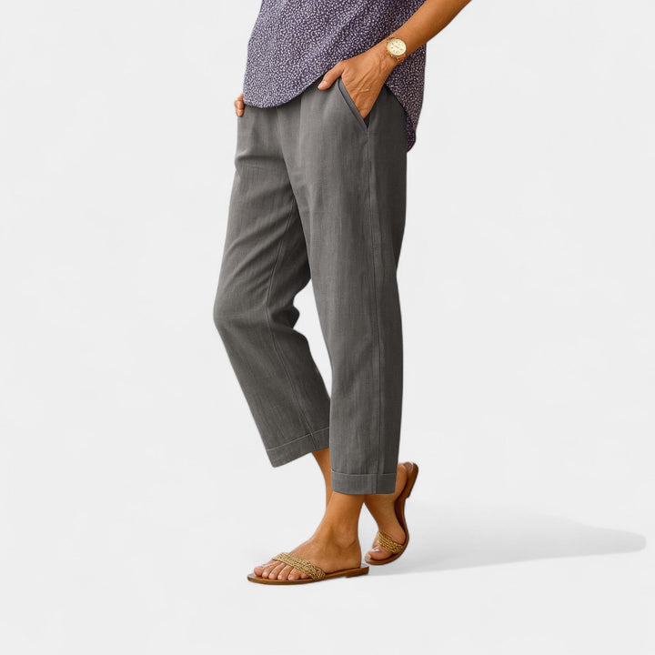 Modische Damen Karottenhose mit lockerem Schnitt und elastischem Bund. Vielseitig für Freizeit & elegante Anlässe.