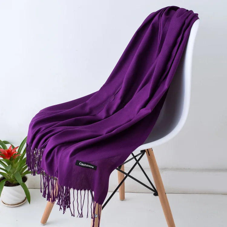 Weicher und warmer Kaschmirschal, ein zeitloses Damen-Accessoire.