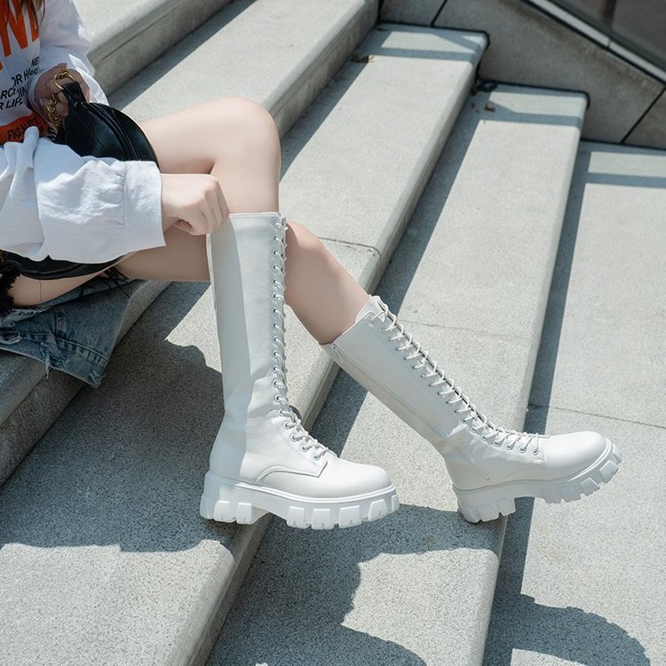Kniehohe Damen Stiefel mit robustem Plateau und breitem Absatz. Perfekt als Herbst- & Winterstiefel für Damen.