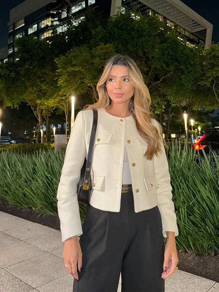 Schicke Damen Knopfjacke, ideal für den Office-Look. Professionelle & stilvolle Businessmode.