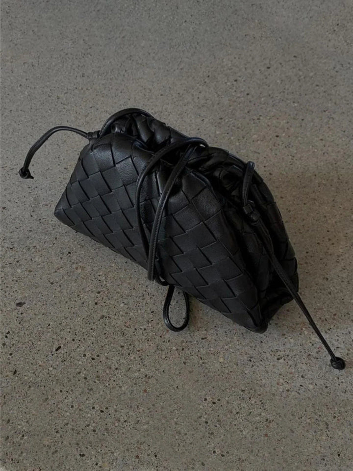 Detailansicht: Geflochtene Damen Kordelzugtasche aus hochwertigem Kunstleder, elegantes Design.