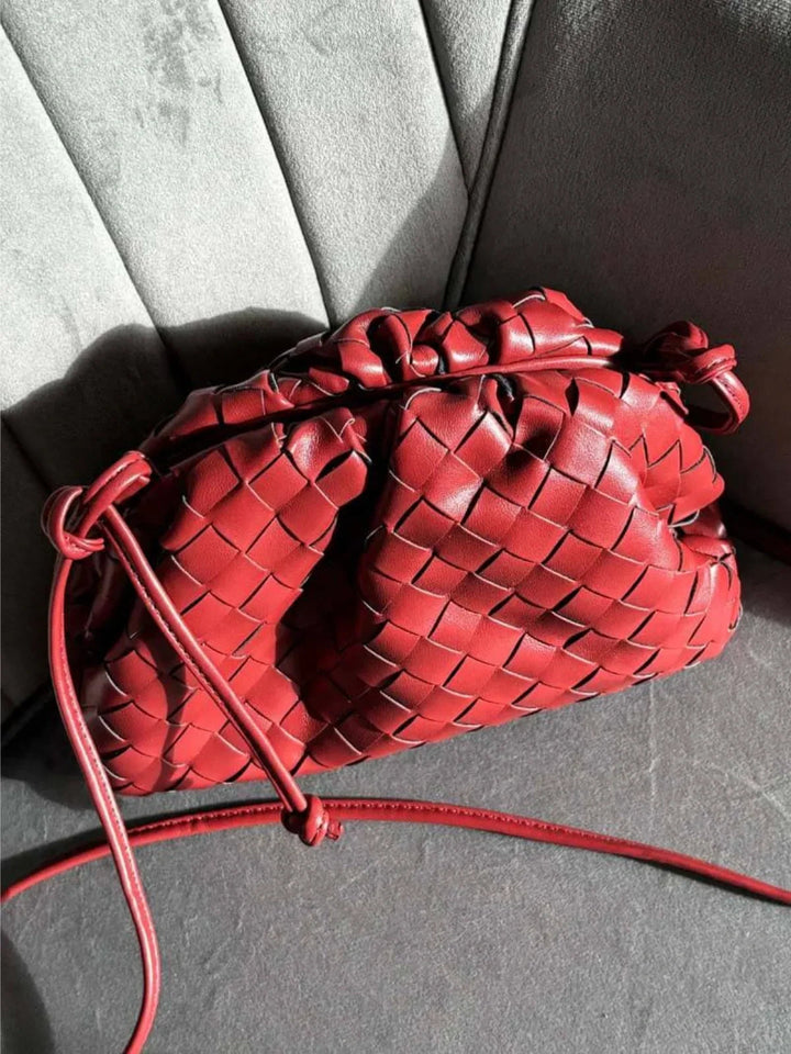 Damen Umhängetasche aus geflochtenem Kunstleder, Kordelzug, perfekt für den modernen, eleganten Look.