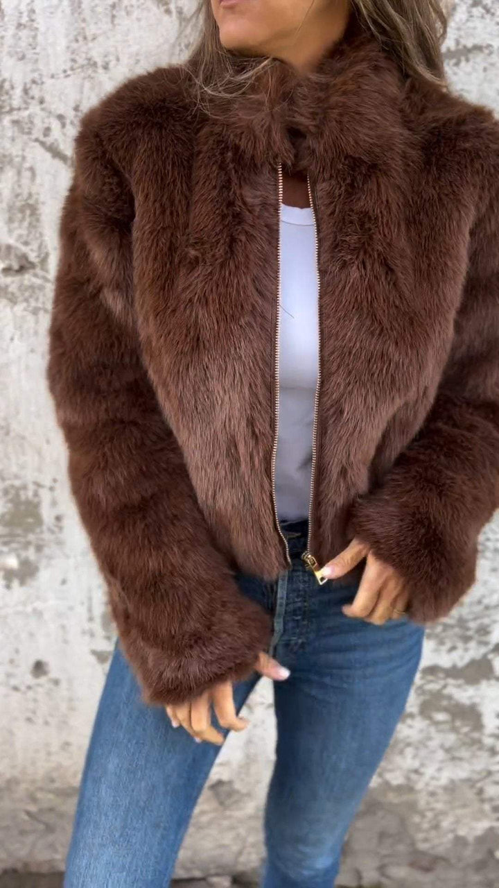 Damen Kunstpelzjacke mit elegantem Stehkragen und Reißverschluss für stilvolle Wärme im Herbst/Winter.