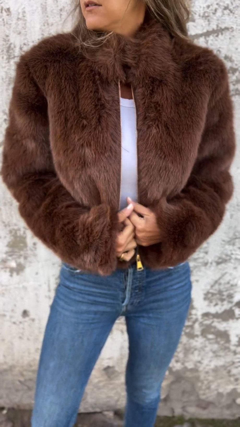 Warmer Damen Kunstpelzmantel, weich und komfortabel, perfekt für kalte Tage und modische Herbst-/Winteroutfits.