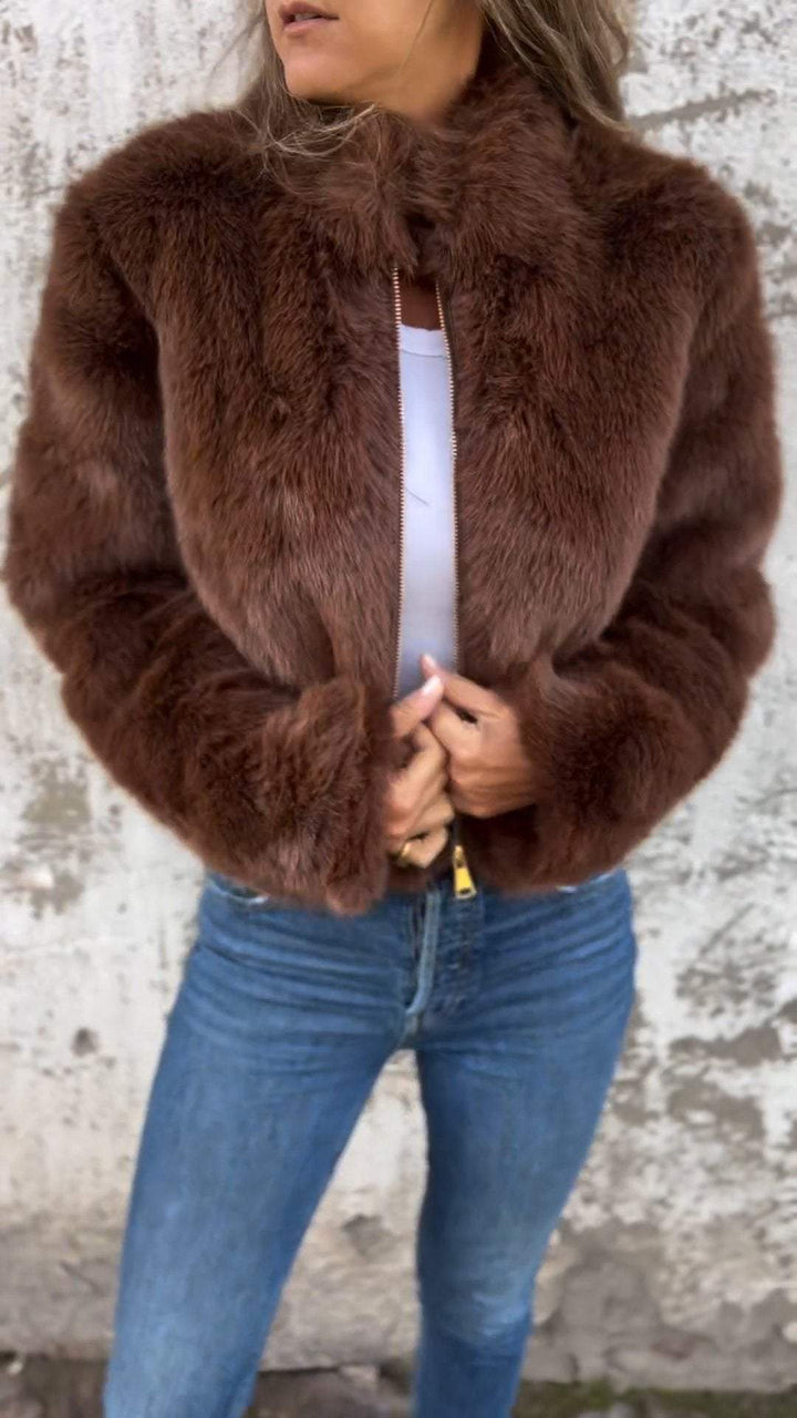 Warmer Damen Kunstpelzmantel, weich und komfortabel, perfekt für kalte Tage und modische Herbst-/Winteroutfits.