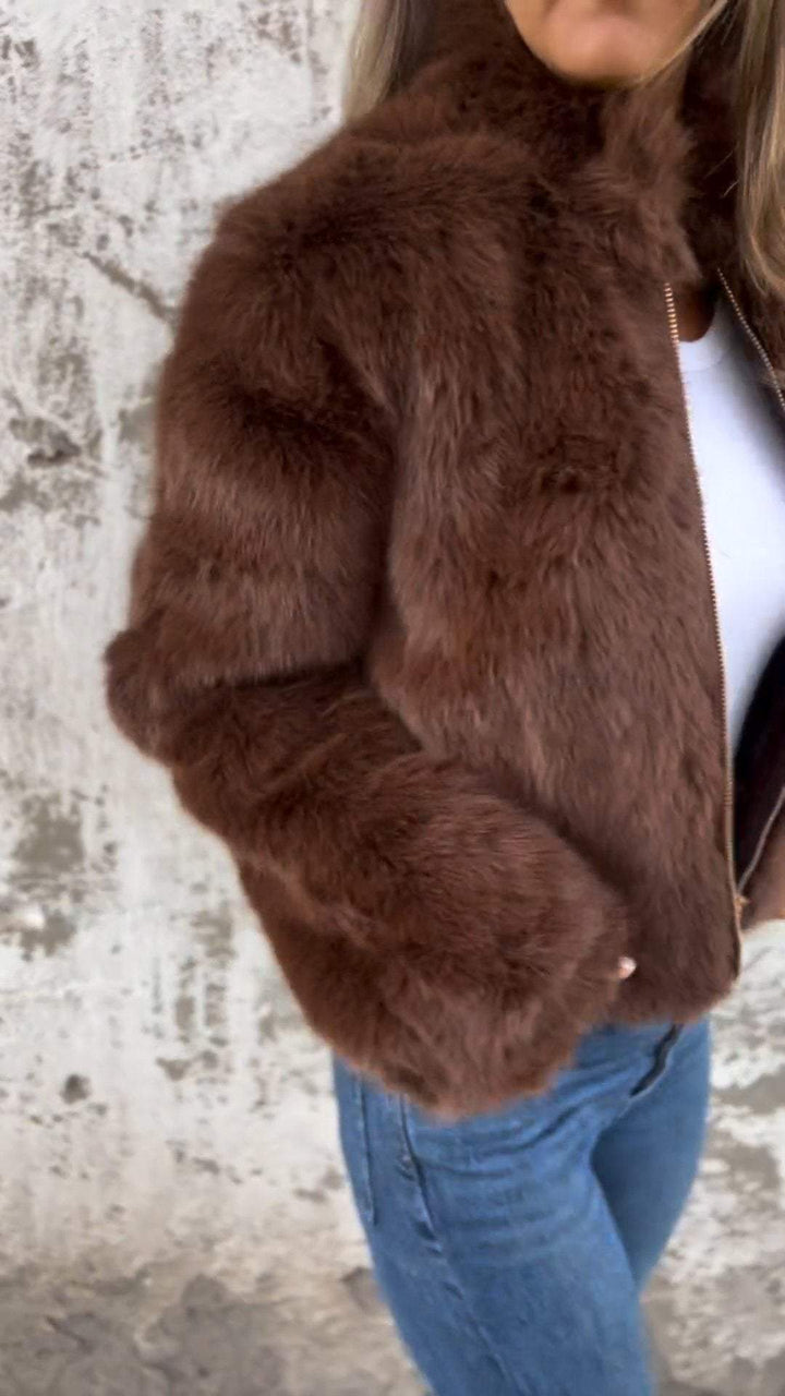 Eleganter Damen Kunstpelzmantel mit Stehkragen. Modische Oberbekleidung für stilvolle Auftritte im Winter.