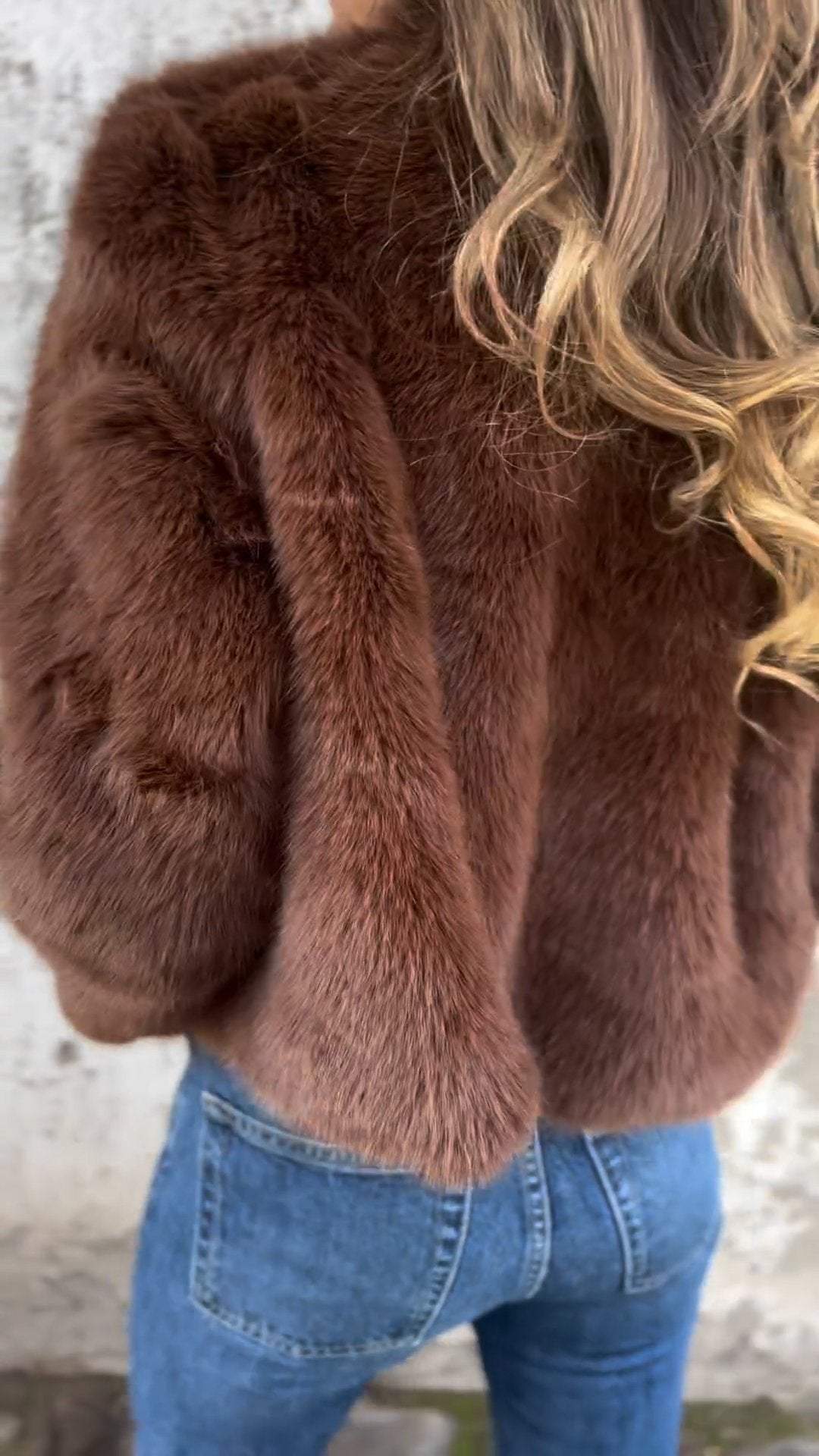 Modische Damen Kunstpelzjacke mit praktischem Reißverschluss. Warmer Stehkragenmantel für Herbst und Winter.