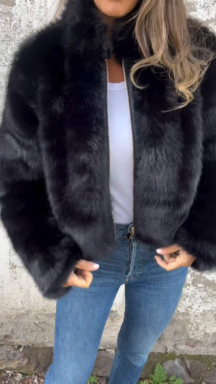 Komfortable Damen Kunstpelz-Freizeitjacke mit Stehkragen. Warmer Mantel für elegante Winter- und Herbstmode.