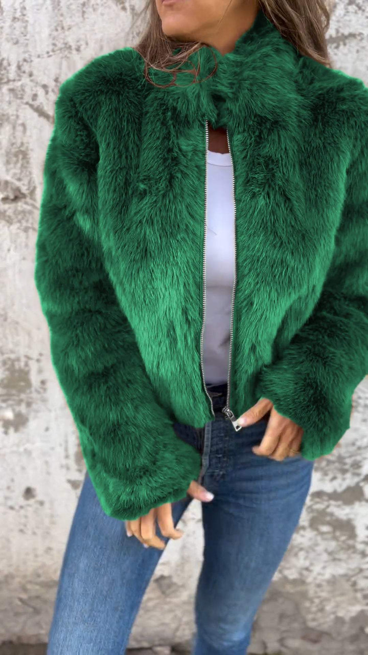 Weicher Damen Kunstpelzmantel, ideal für Wintermode. Eleganter Stehkragen und warmer Komfort für Damen.