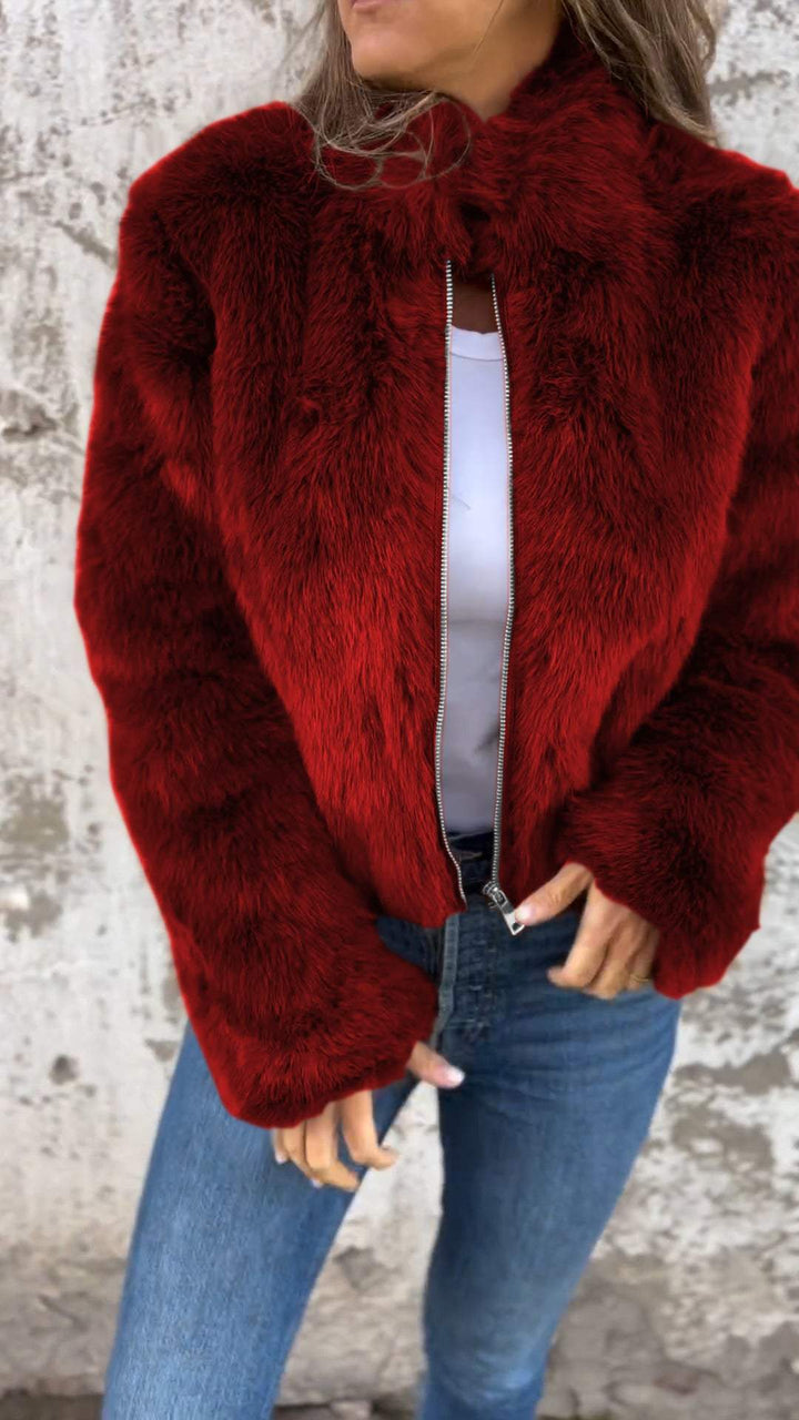 Stilvolle Damen Kunstpelzjacke mit Stehkragen. Eleganter, warmer Mantel, ideal für modische Herbst- und Winterlooks.