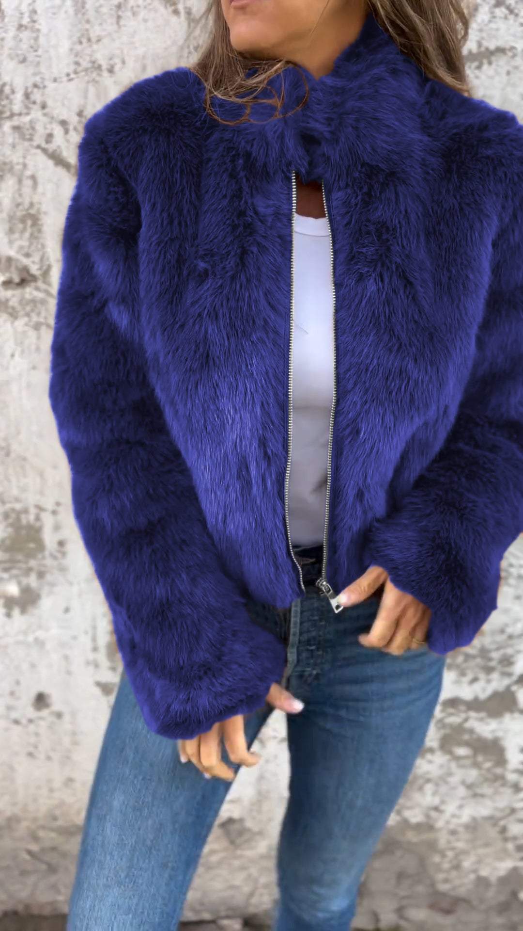 Damen Kunstpelzjacke mit Stehkragen und Reißverschluss. Warmer, eleganter Mantel für modische Winterbekleidung.