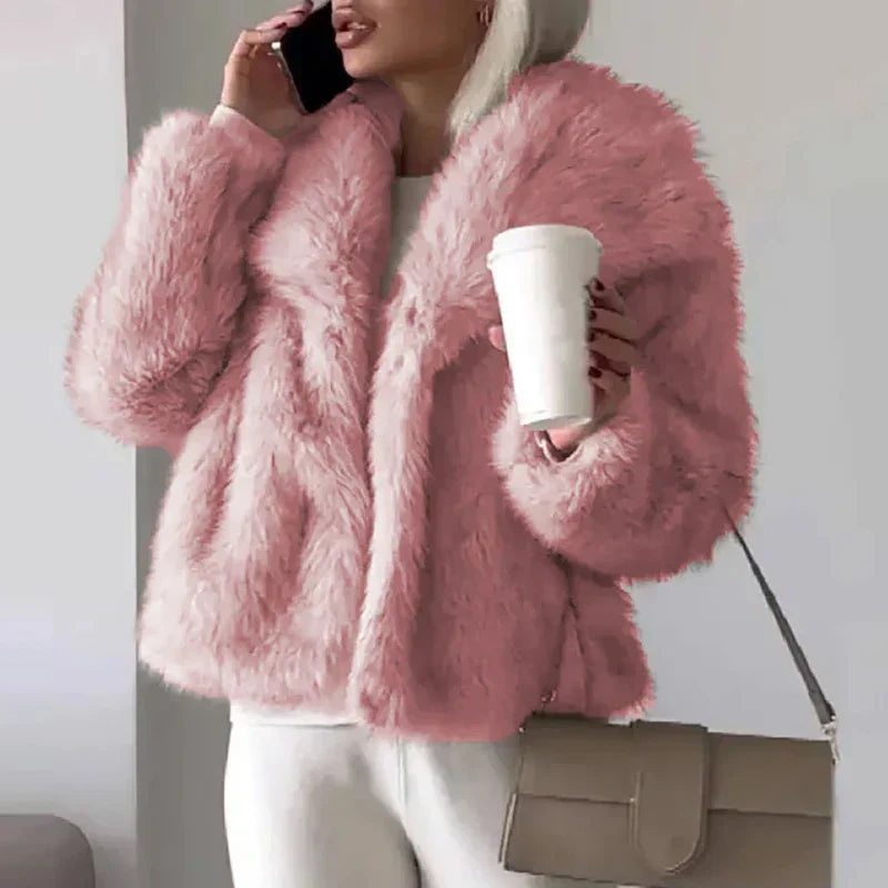 Damen kurze Winterjacke, kuschelweich und stilvoll, perfekt für kalte Wintertage.
