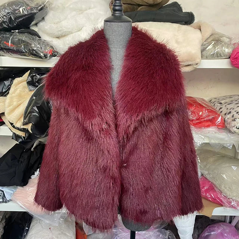 Komfortable kurze Winterjacke für Frauen, warm, kuschelweich und stilvoll designt.