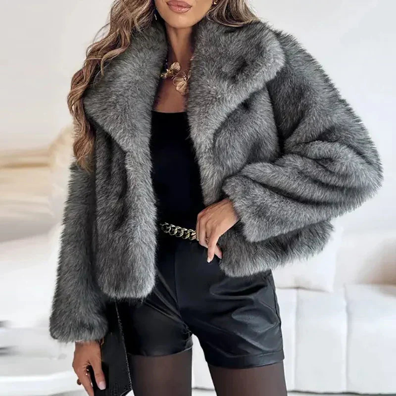 Warme Frauen-Winterjacke, kuschelweich und modisch, schützt stilvoll vor Kälte.