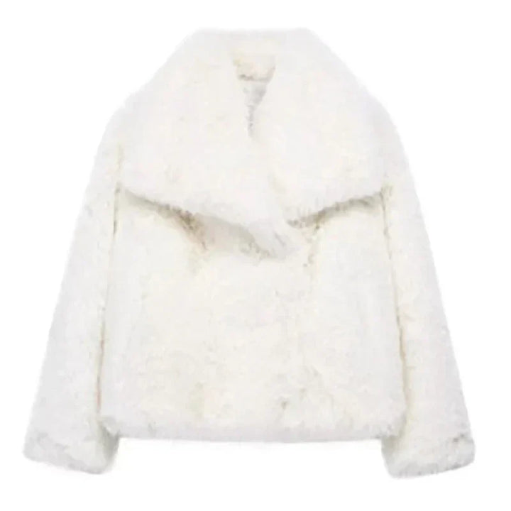 Stilvolle Wintermode für Frauen: kurze, warme Jacke, kuschelweich für trendige Outfits.