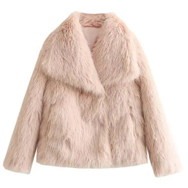 Kuschelweiche Winterjacke, kurz und elegant, eine modische Oberbekleidung für kalte Tage.