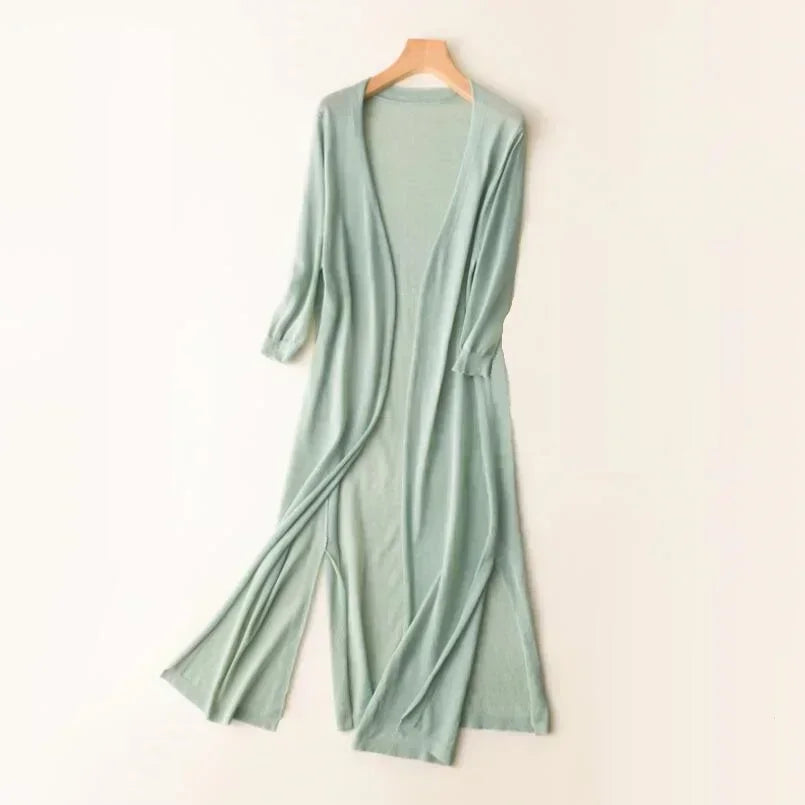 Eleganter Damen-Überwurf. Langer, fließender Strick-Cardigan, bequeme und stilvolle Mode für Damen.