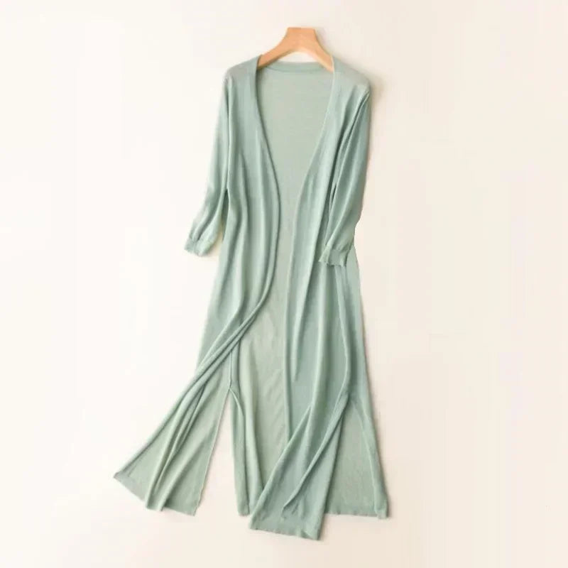 Eleganter langer Damen-Cardigan. Lockerer Strickmantel in Neutralfarbe, vielseitig kombinierbar.
