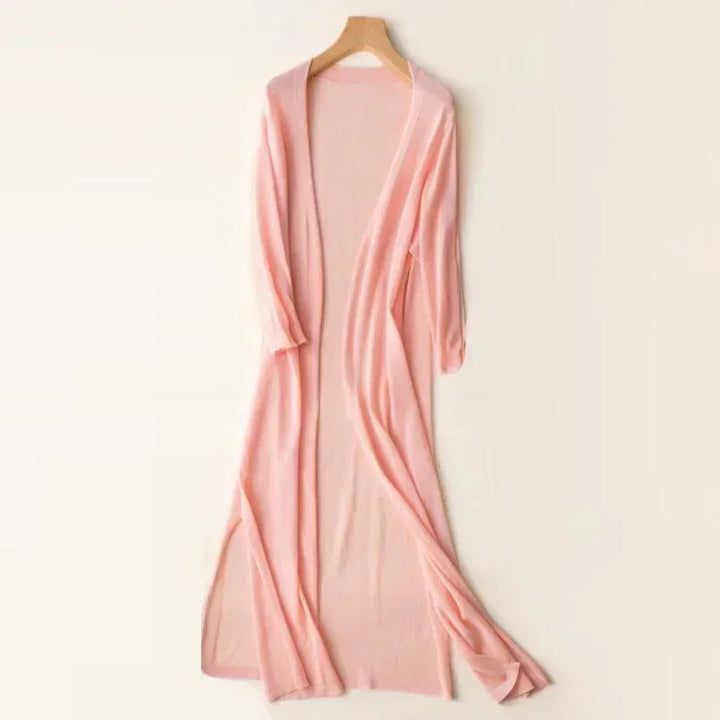 Moderne Damen-Oberbekleidung. Lange Strickjacke für Damen, perfekt für lässige oder elegante Looks.