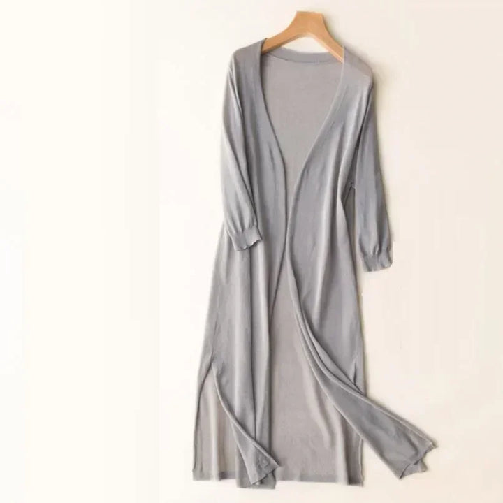 Langer Damen-Strickmantel. Locker sitzender Cardigan aus Feinstrick, stilvolle Ergänzung zum Outfit.