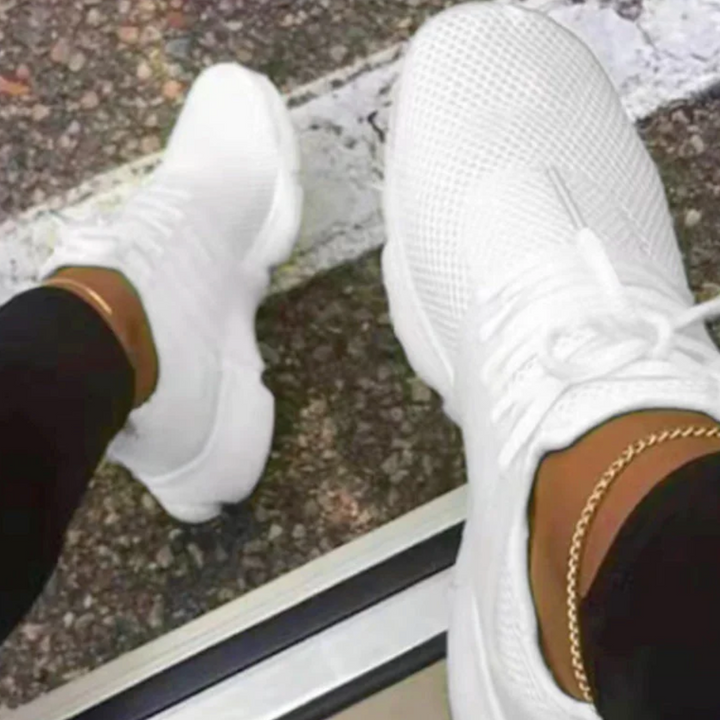 Elegante Damen Freizeitsneakers in Seitenansicht, leicht, atmungsaktiv & mit rutschfester Sohle. Modern & bequem.