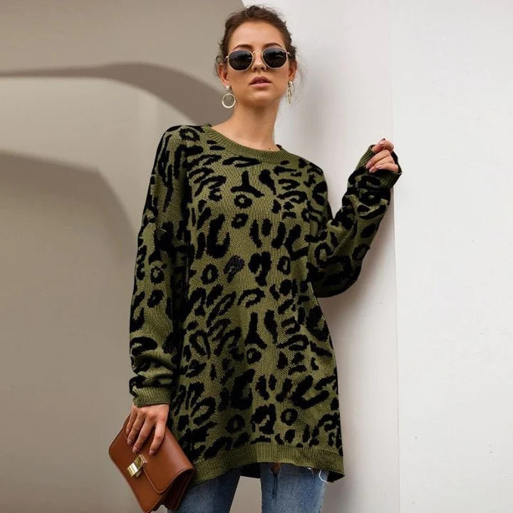 Detailansicht des weichen Damen Strickpullovers mit trendigem Leopardenmuster und Rundhals.