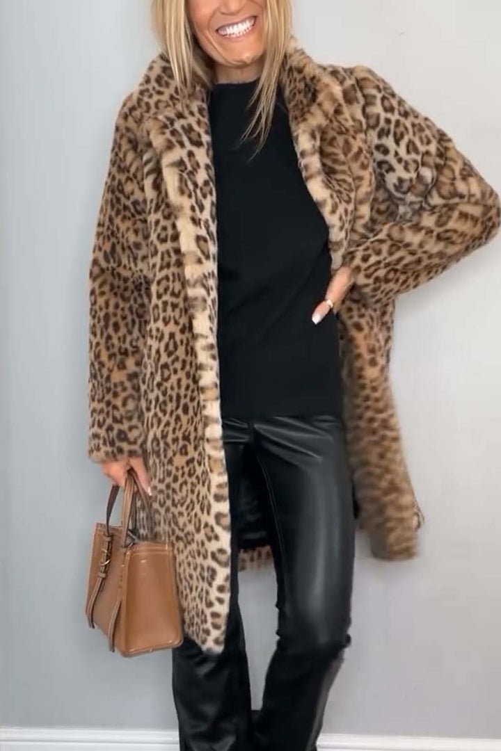 Modischer Damen-Leopardenmantel mit eleganter taillierter Silhouette; Statement-Outerwear für stilvolle Frauen.